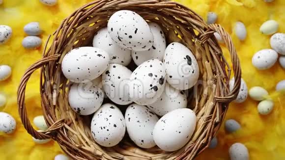 复活节假期的概念柳条中的白点鸡蛋视频的预览图