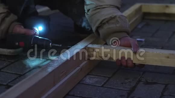 男穿着灰色夹克的手用电子驱动连接木板视频的预览图