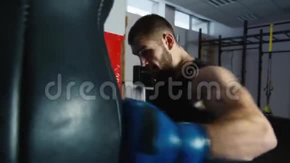 拳击运动胡须男拳击视频的预览图
