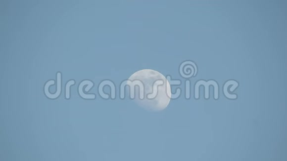 月亮和清澈的蓝调背景视频的预览图