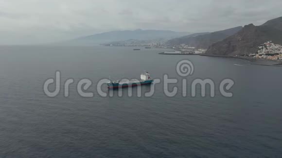 度假城市的现代油轮在海上航行视频的预览图