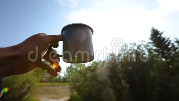 环境中的咖啡杯视频的预览图