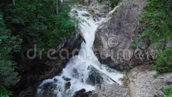 波兰塔特拉山上的瀑布视频的预览图