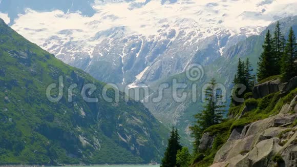 瑞士阿尔卑斯山上令人惊叹的大自然和风景如画的景观美丽的瑞士视频的预览图