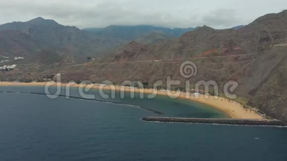 火山山度假胜地的全景宁静的港湾视频的预览图