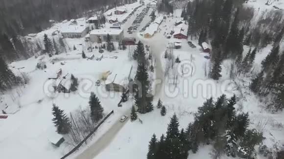 汽车沿着乡村公路行驶到冬季滑雪场空中停车场视频的预览图