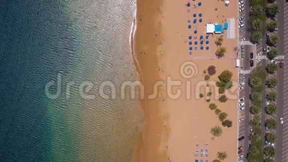 拉斯泰雷西塔斯海滩道路停车场的汽车金色沙滩和大西洋的顶部景色特内利夫视频的预览图