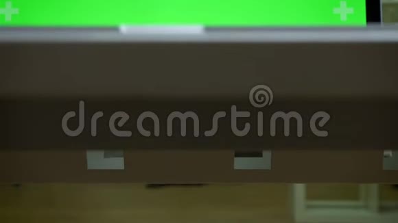 白色桌子上的特写设备笔记本电脑上的绿色屏幕现代化的空办公室视频的预览图