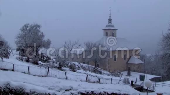 白雪皑皑的法国小教堂视频的预览图