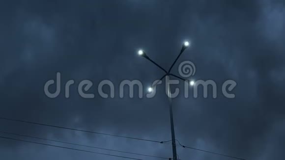 乌云下的街灯城市电夜间照明神秘视频的预览图