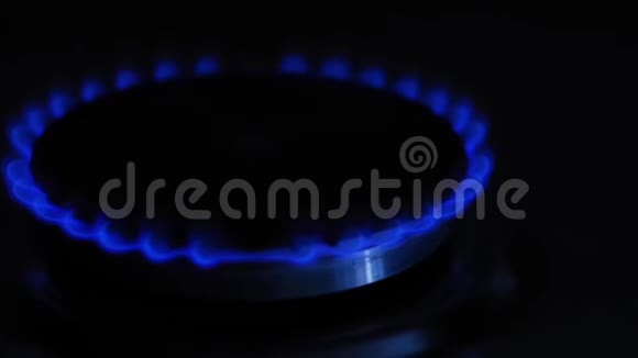 厨房炉子上的煤气火焰视频的预览图