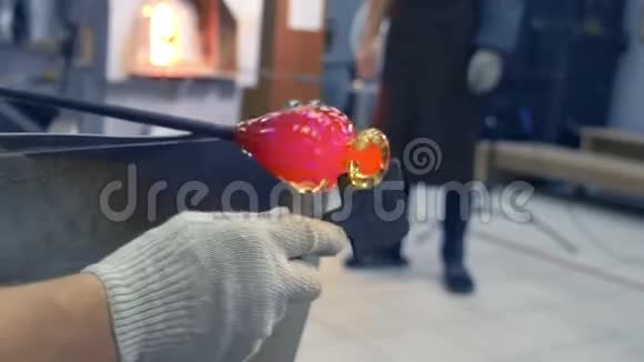 吹玻璃的玻璃制品工艺制造视频的预览图