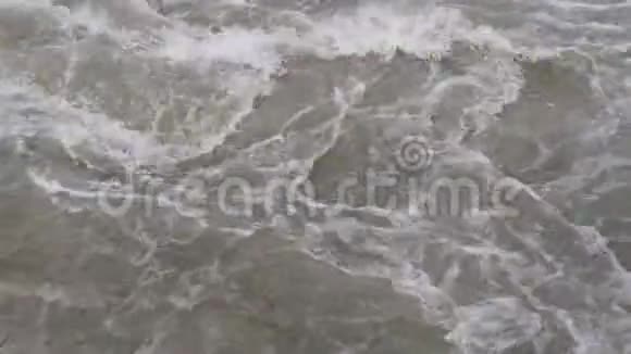 湍急的山河之流瀑布后水流潮起潮落视频的预览图