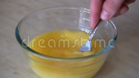 用叉子把鸡蛋放进碗里视频的预览图