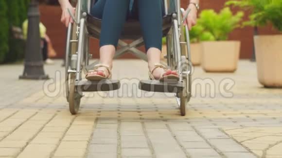 一个坐在轮椅上的残疾女孩看着镜头的肖像慢悠悠视频的预览图
