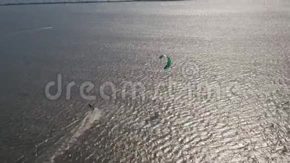 夏天风筝在大风天气下在海上乘风破浪视频的预览图