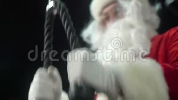 圣诞老人在健身房训练圣诞节圣诞老人在三头肌锻炼视频的预览图