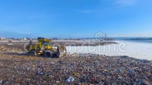 一个大的半空垃圾填埋场与工作压实环境污染概念视频的预览图