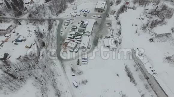 顶视图空中镜头冬季基地滑雪场工业区建筑工地视频的预览图
