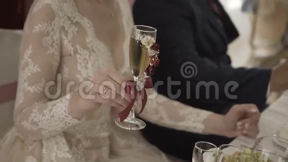 在聚会上客人们手拿酒杯喝着冒泡的葡萄酒眼镜是在金字塔里建造的无法辨认视频的预览图