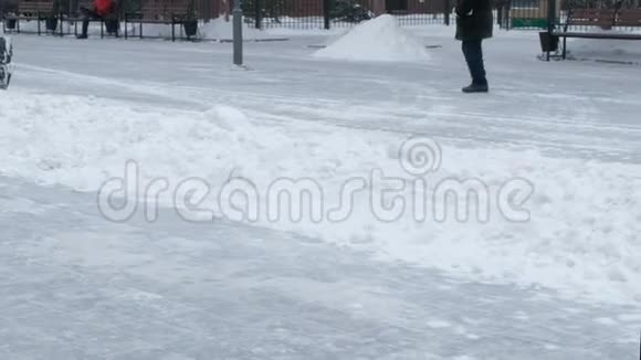 清理城市街道大雪市政城市道路养护一辆卡车上落下的雪球的特写镜头视频的预览图