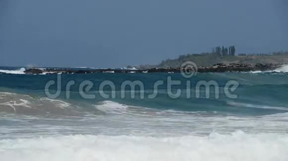 愤怒的波浪在海湾视频的预览图