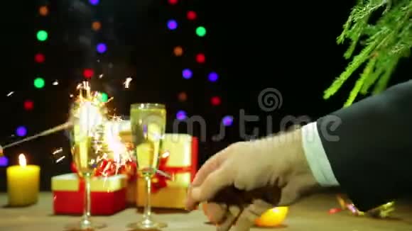 一男一女通过在圣诞树附近点燃火花庆祝圣诞节视频的预览图