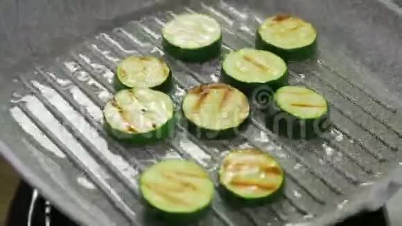 西葫芦切片用黄油在烤盘上煎视频的预览图