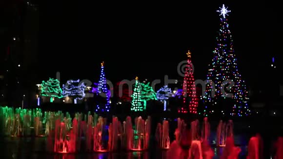 圣诞树和五颜六色的喷泉视频的预览图