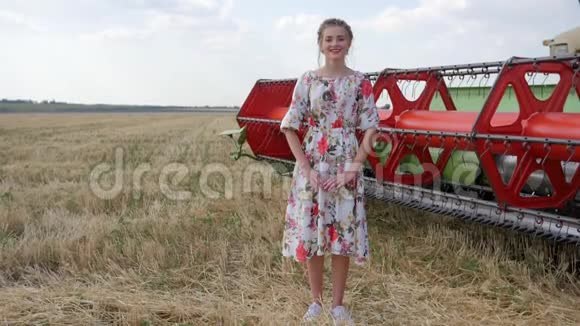 精力充沛的女孩穿上衣服微笑着在空中跳跃在野外慢动作视频的预览图