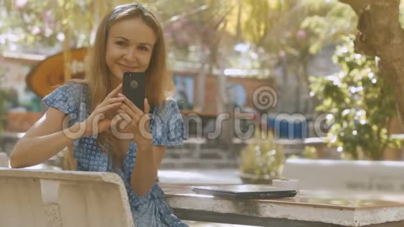 女子在石桌智能手机拍照视频的预览图