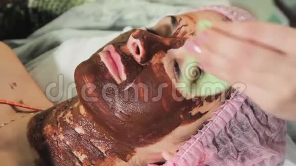 用海绵洗掉女孩脸上巧克力巧克力水疗疗法快关门视频的预览图