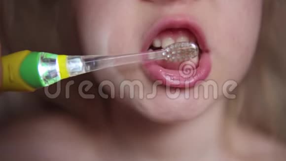 小孩用电动牙刷刷牙视频的预览图