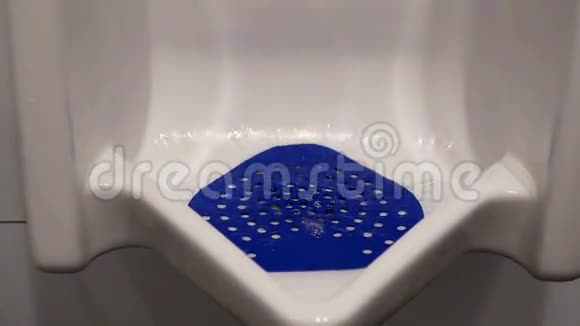 厕所在男厕所内冲洗视频的预览图