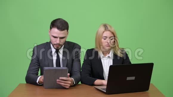 年轻时压力很大的一对夫妇一起使用笔记本电脑听到了坏消息视频的预览图
