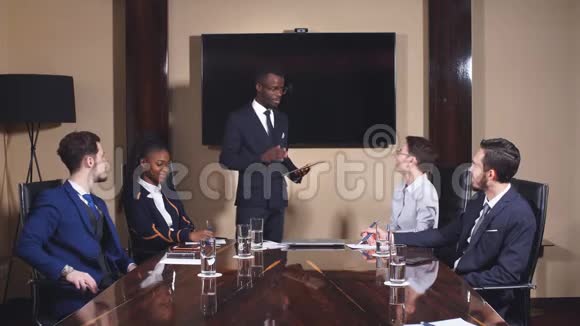 商务人士的黑人领袖在会议室发表演讲视频的预览图