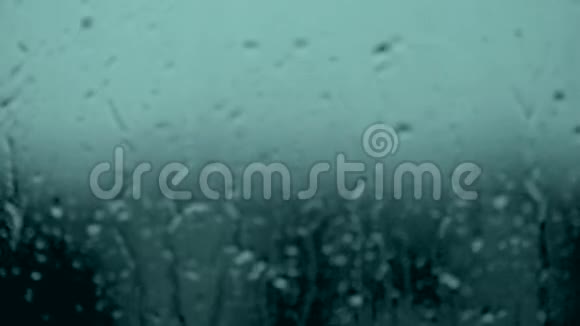 秋天的暴风雨覆盖着水滴凝结气泡洗涤清洁云雨预报图像防水视频的预览图