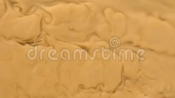 浮子溪泥漩涡的细节土壤中的脏水视频的预览图