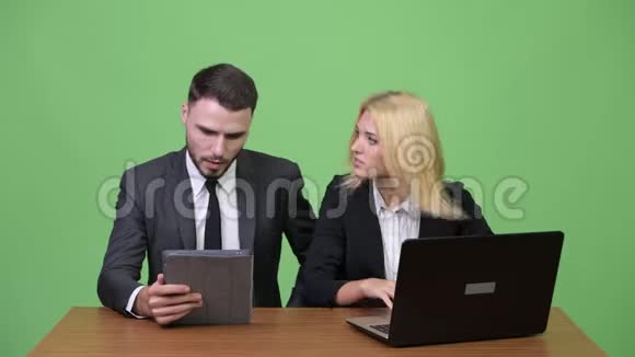 年轻快乐的商业夫妇一起使用笔记本电脑得到好消息视频的预览图