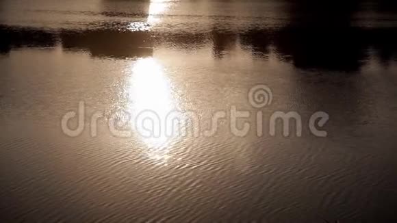 傍晚的日落展现在河水上视频的预览图