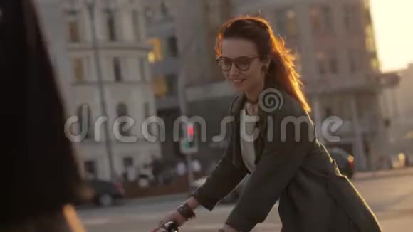 一位年轻女子骑着自行车在晚市观看镜头视频的预览图