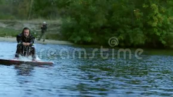 唤醒者骑在平静的水面上男性骑手极限生活视频的预览图