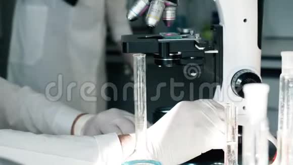 人类用显微镜做医学试验视频的预览图