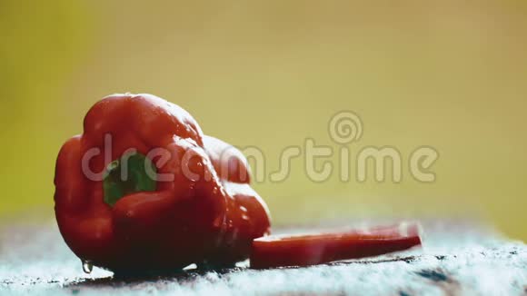 红鲜椒的组成在大自然的雨中视频的预览图