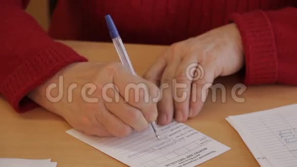 女人在表格1上写作视频的预览图