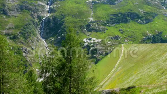 瑞士阿尔卑斯山上令人惊叹的大自然和风景如画的景观美丽的瑞士视频的预览图