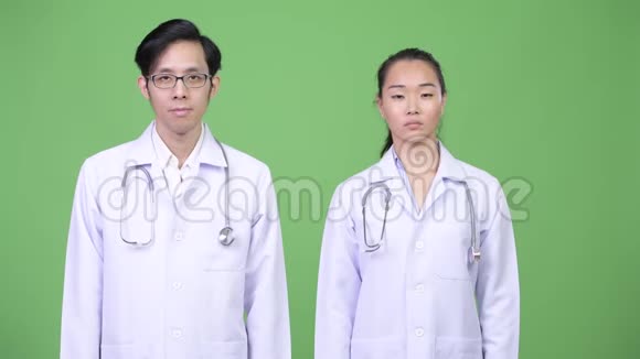 年轻的亚洲夫妇医生停下来做手势视频的预览图