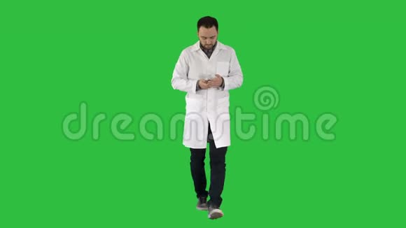 医生走路在手机上写一条信息绿色屏幕铬键视频的预览图