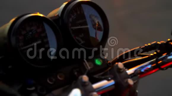速度计上的箭头摩托车仪表盘上的速度计关闭设计控制面板摩托车摩托车速度计视频的预览图
