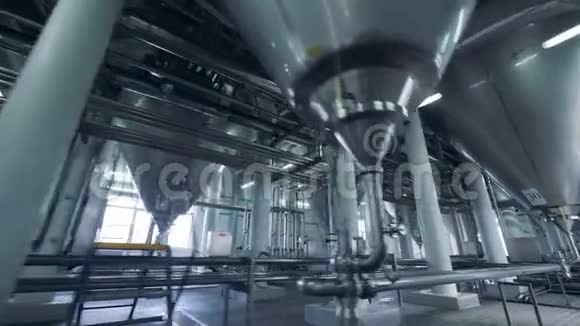 拥有钢铁水库和管道的大型啤酒厂设施视频的预览图